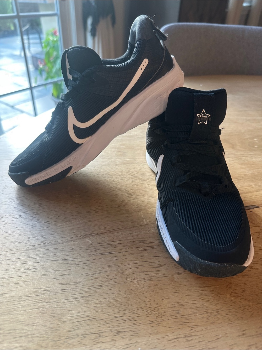 Nike Star Runner 04 unisex black & white size 3 sneakers running laceless